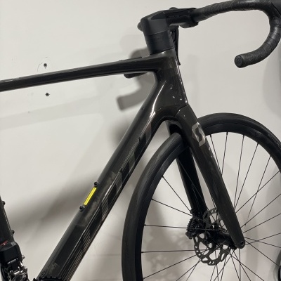 Bicicleta de estrada preta com quadro em carbono e travão de disco