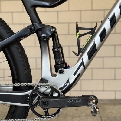 Quadro de bicicleta de montanha com suspensão traseira e pedaleira Race Face