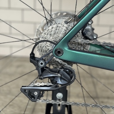 Roda traseira de bicicleta com quadro verde metálico e desviador Shimano Ultegra