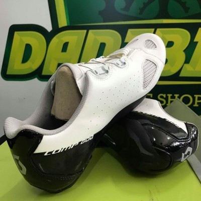 Sapatilhas de ciclismo pretas e brancas com texto Comp 5dle