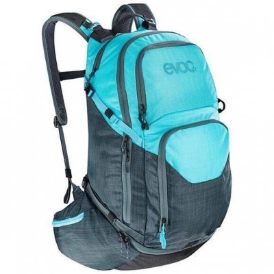 mochila evoc azul claro e cinza escuro com múltiplos compartimentos e alças acolchoadas