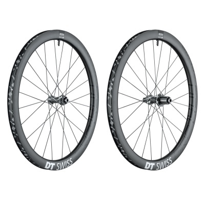 Rodas de bicicleta DT Swiss com aro preto de carbono e raios metálicos