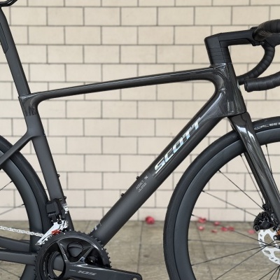 Bicicleta de estrada SCOTT preta com quadro de carbono e guiador de corrida