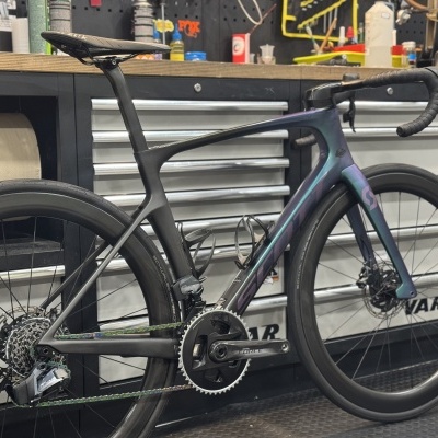 Bicicleta de estrada Scott em carbono com rodas de carbono e pneus Schwalbe