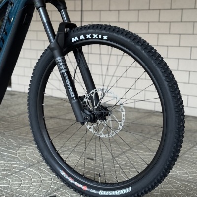 Roda dianteira de bicicleta de montanha com pneus Maxxis Forekaster 29x2.60.