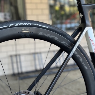Roda traseira de bicicleta com pneu P ZERO RACE e aro CINNAMON em ambiente urbano