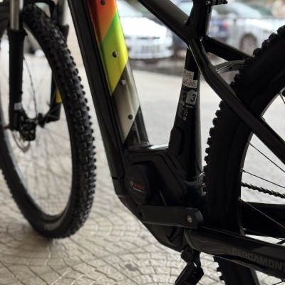 Bicicleta elétrica Bergamont com motor Bosch e pneus de cravos grossos
