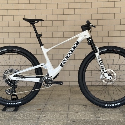 Bicicleta de montanha branca e preta na parede de tijolos