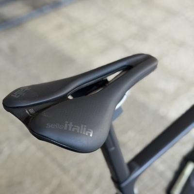 Selim de bicicleta preto 'selle italia' montado em bicicleta