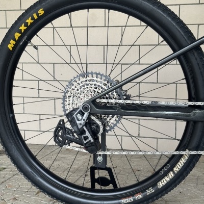 Roda traseira de bicicleta com pneu Maxxis preto e componentes metálicos