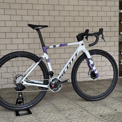 Bicicleta estrada SCOTT branca e roxa com rodas pretas