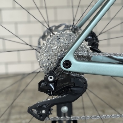 Roda traseira de bicicleta com cassete e quadro azul claro