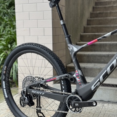 Bicicleta de montanha Scott carbono preto com detalhes rosa e cinza