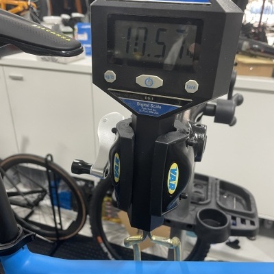 Balança digital preta Park Tool DS-1 pesando bicicleta azul