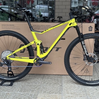 Bicicleta de montanha Scott amarela com suspensão completa, pneus Continental e garfo RockShox em loja