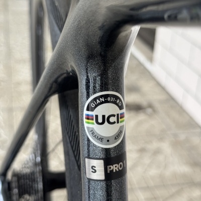 Quadro de bicicleta preto brilhante com autocolantes UCI e PRO 1