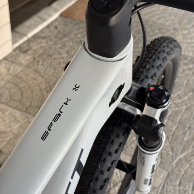 Quadro branco de bicicleta com inscrição SPARK RC e suspensão dianteira
