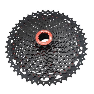 Cassete de bicicleta preta com aro central vermelho e texto branco