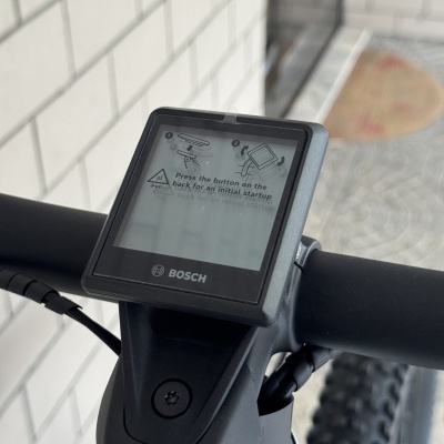 Ecrã digital Bosch em bicicleta elétrica preta com instruções e símbolo PVC 03