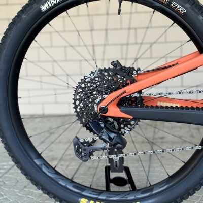 Roda traseira de bicicleta com pneu Maxxis Minion DHR II preto e quadro laranja
