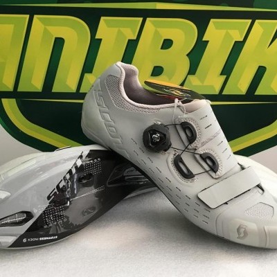 Sapatilhas de ciclismo brancas com sistema de ajuste a disco