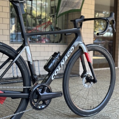 Bicicleta de corrida Colnago preta e cinza com detalhes branco e vermelho