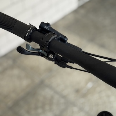 Guiador de bicicleta preto com punho emborrachado e texto SYNCROS