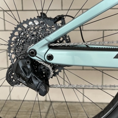 Sistemas de transmissão e roda traseira de bicicleta azul com texto BOSCH.