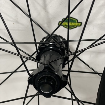 Roda de bicicleta com raios pretos e cubo metálico preto