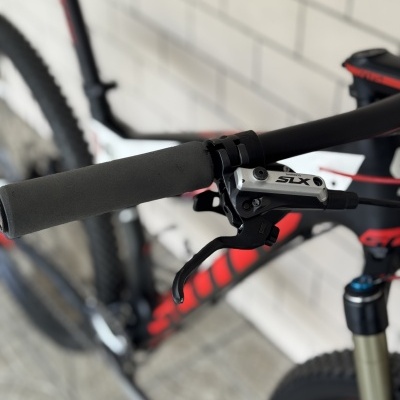 Guiador de bicicleta com punho de espuma cinza e manete de travão Shimano SLX