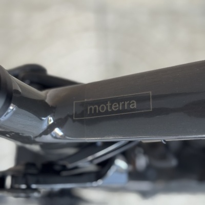 Quadro preto brilhante de bicicleta com texto moterra