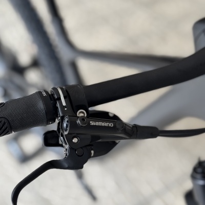 Manípulo e manete de travão de bicicleta SHIMANO pretos num guiador preto