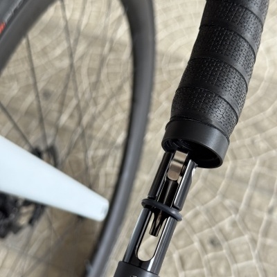 Punho de bicicleta preto com textura e mecanismo interno visível