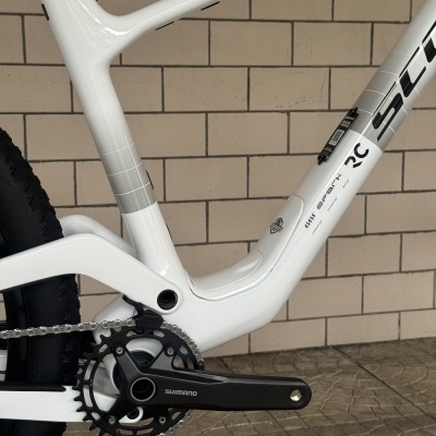 Quadro branco de bicicleta de montanha com detalhes cinzentos e pedal Shimano