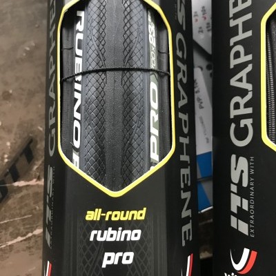 Pneus de bicicleta Vittoria Rubino Pro all-round em embalagem preta com texto branco e amarelo