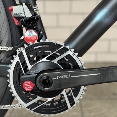 Pedaleira e componentes SRAM de bicicleta com etiquetas vermelhas