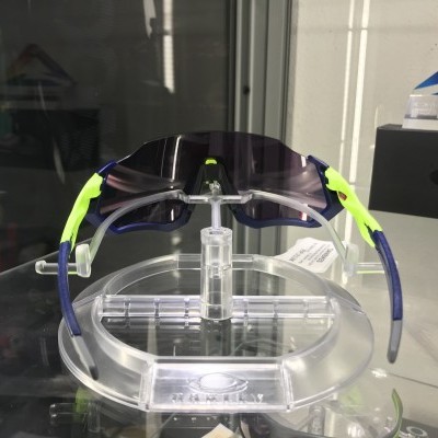 Óculos desportivos Oakley com lentes escuras em exposição