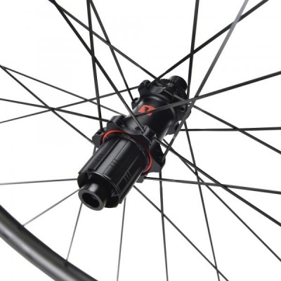 Roda de bicicleta preta com raios e cubo em detalhes vermelhos