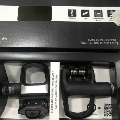 Pedal de bicicleta de estrada LOOK KÉO SPRINT preto na embalagem original.