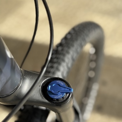 Suspensão de bicicleta com botão azul de ajuste