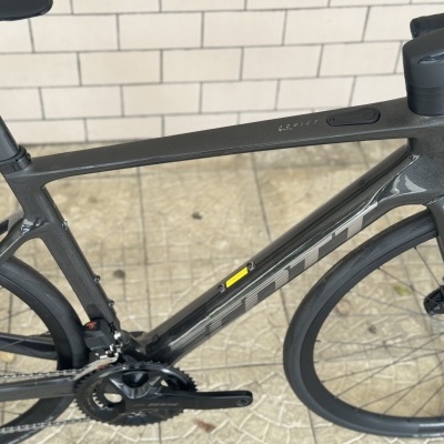 Bicicleta de estrada de carbono cinzento escuro com logotipo SCOTT