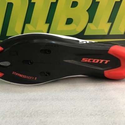 Sola preta de sapato ciclista com detalhes vermelhos e logos SCOTT