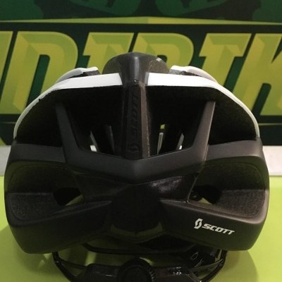 capacete ciclismo SCOTT preto e branco com ventilação e ajuste