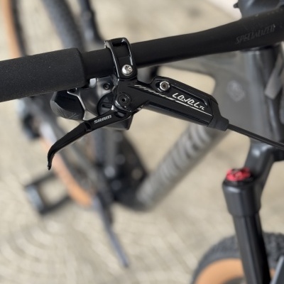 Guiador de bicicleta preto com manete de travão SRAM LEVEL TL e quadro cinzento Specialized