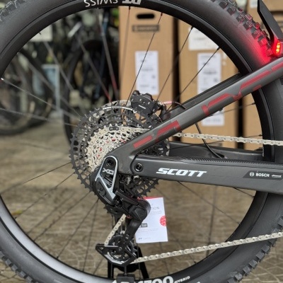 Roda traseira de bicicleta com pneu Schwalbe Albert Gravity e aro DT Swiss HX 1700