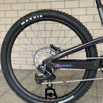 Roda traseira de bicicleta de montanha com pneu MAXXIS DISSECTOR e quadro SCOTT preto