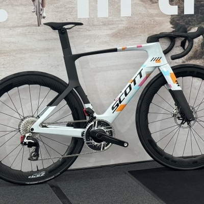 Bicicleta de estrada SCOTT preto e branca com rodas de carbono