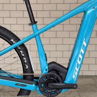 Bicicleta azul SCOTT com motor elétrico e pneus KENDA