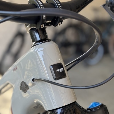 Quadro de bicicleta Santa Cruz cinza com guiador preto e logo