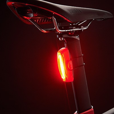 Luz traseira vermelha para bicicleta no canote do selim preto